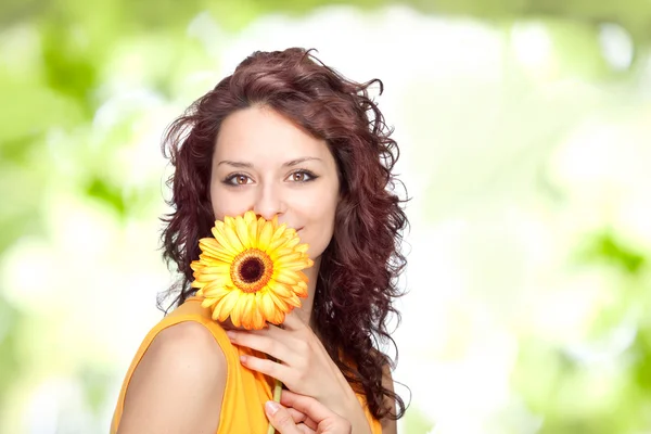 Hermosa sonrisa joven morena chica con flor retrato al aire libre — Foto de Stock