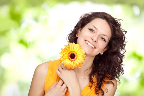 Hermosa sonrisa joven morena chica con flor retrato al aire libre —  Fotos de Stock