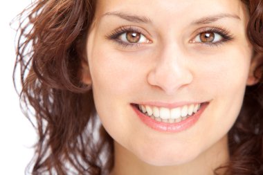 güzel esmer kız gülümseme portre üzerinde beyaz izole