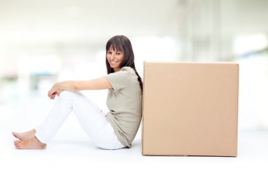 güzel genç kız tutmak bir kutu içinde bir iç arka plan