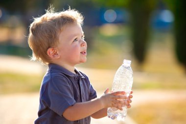 güzel sarışın çocuk içecek su açık