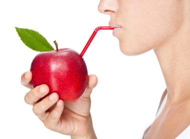 güzel kız portre içecek suyu üzerinde beyaz izole bir Apple