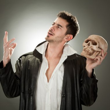 Kafatası portre siyah arka plan üzerine ile modern hamlet