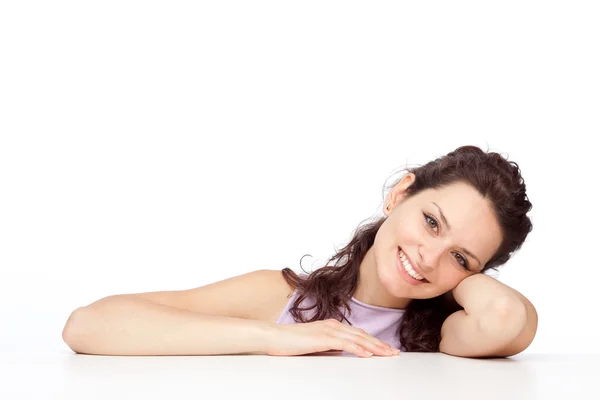 Bela jovem morena menina sorriso magra na mesa branca isolada no branco — Fotografia de Stock