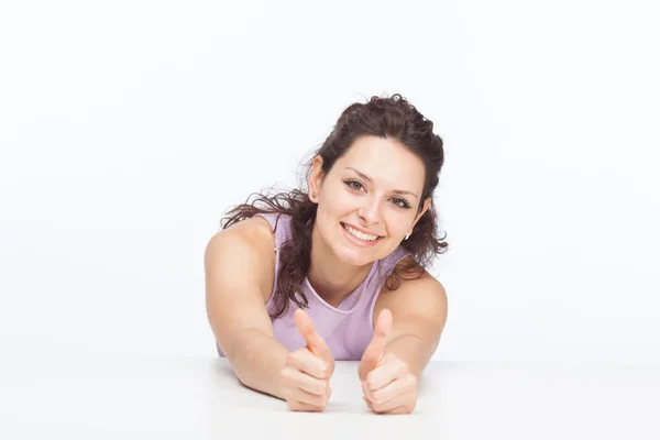 Schöne junge lockige Mädchen Daumen nach oben isoliert auf weiß — Stockfoto