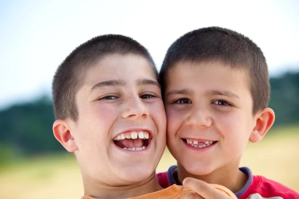 아름 다운 재미 있는 젊은 미소 형제 시골에 야외 놀이 — 스톡 사진