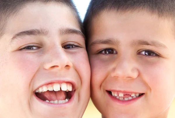 Красивые смешные молодые улыбающиеся братья играют на свежем воздухе в сельской местности — стоковое фото