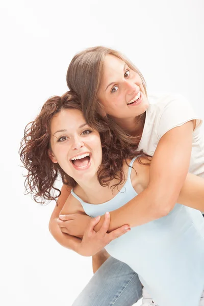 Krásná mladá dívka pár obejmout úsměv izolovaných na bílém — Stock fotografie