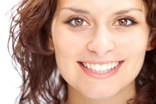 Vacker brunett flicka leende porträtt isolerad på vit — Stockfoto