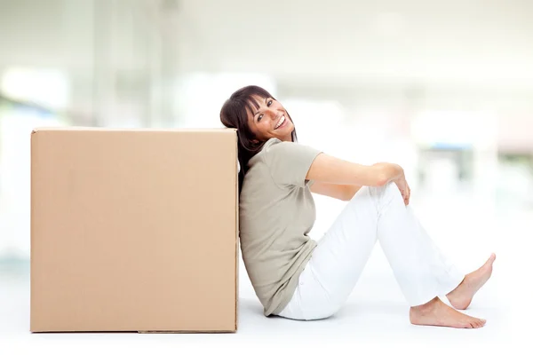 Hermosa joven sostener una caja en un fondo interior — Foto de Stock