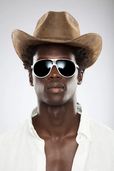 Bonito jovem preto homem com branco camisa chapéu isolado no cinza — Fotografia de Stock