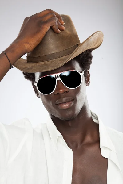 Bonito jovem preto homem com branco camisa chapéu isolado no cinza — Fotografia de Stock