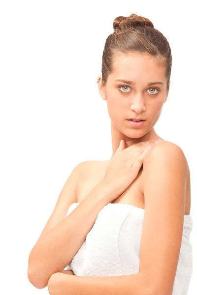 Hermosa joven con ojos azules retrato aislado en blanco — Foto de Stock