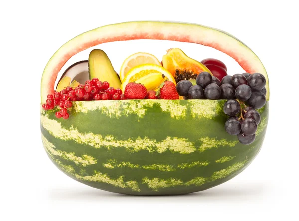Verse rijpe zomer gekleurde vruchten in watermeloen mand geïsoleerd op wit — Stockfoto