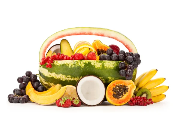 Frutas frescas maduras de verão coloridas em cesta de melancia isolada em branco — Fotografia de Stock