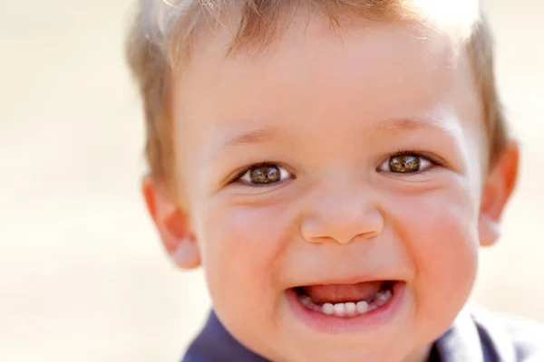 Feliz niño sonriente al aire libre en un jardín — Foto de Stock