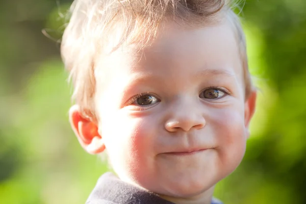 Gelukkig lachend kind buiten in een tuin — Stockfoto