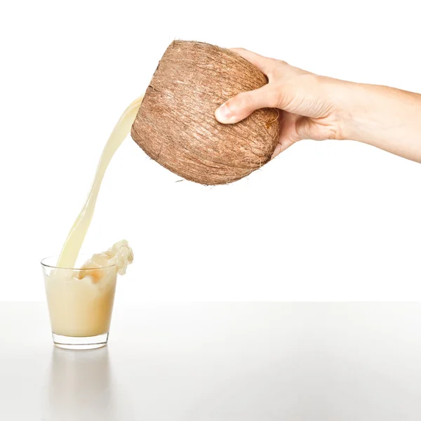 Menina despeje suco branco de coco isolado no branco — Fotografia de Stock