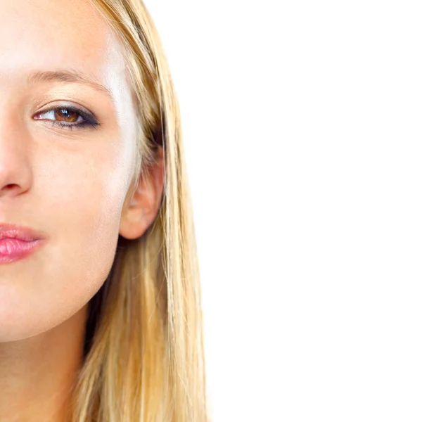 Bella bionda sorridente ragazza isolata su bianco — Foto Stock