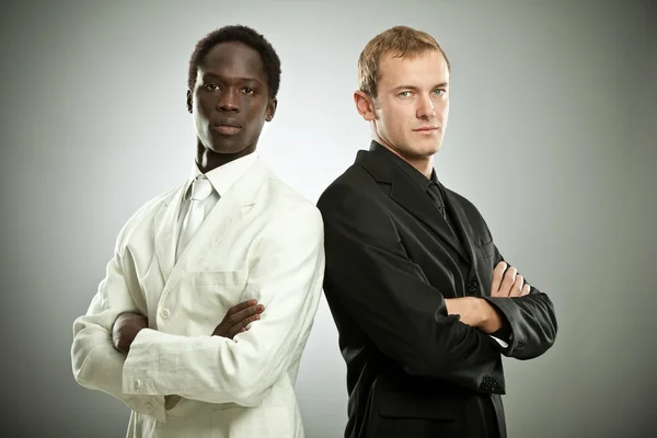 Preto e branco empresário interracial trabalho em equipe isolado no cinza — Fotografia de Stock