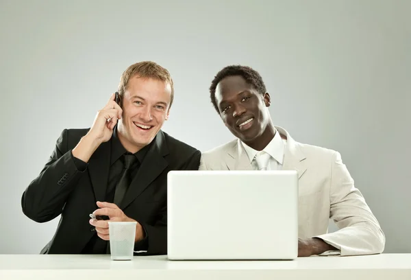 Preto e branco empresário interracial trabalho em equipe com laptop isolado no cinza — Fotografia de Stock