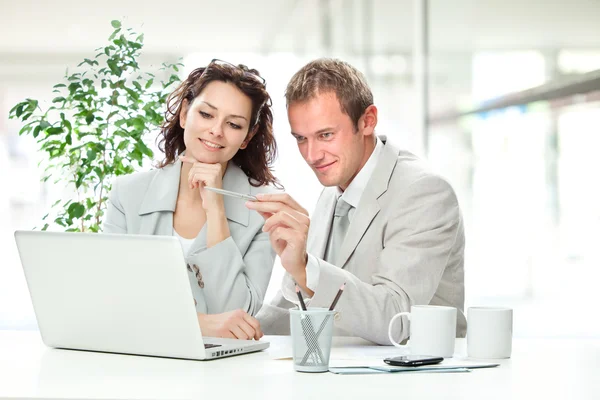 Beau couple de femme d'affaires et homme d'affaires travaillant avec ordinateur portable au bureau — Photo