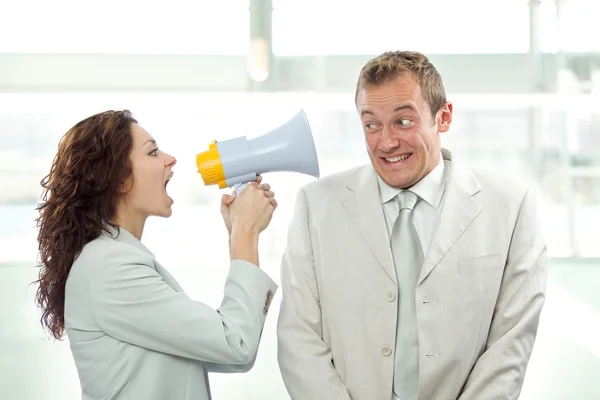 Mooie zakenvrouw schreeuwen op collega op kantoor — Stockfoto