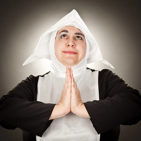 Monja divertida hermana sobre fondo negro — Foto de Stock