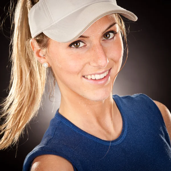 Junge blonde schöne Tennisspielerin Porträt auf schwarzem Hintergrund — Stockfoto
