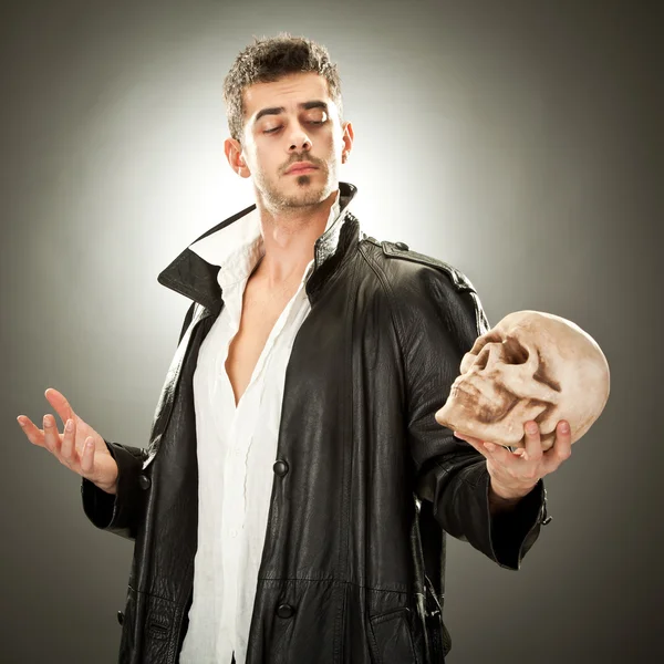 现代哈姆雷特与黑色背景上的头骨画像 — 图库照片