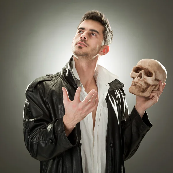 现代哈姆雷特与黑色背景上的头骨画像 — 图库照片