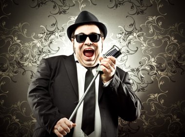 komik vintage şarkıcı mikrofon portre bir goblen arka planda ile