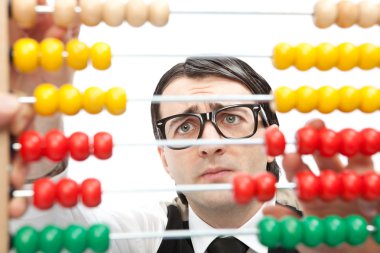 komik inek adam beyaz izole bir abaküs ile