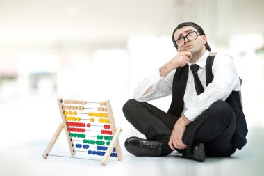 komik inek adam beyaz izole bir abaküs ile