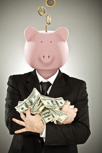 Lustiger Geschäftsmann mit Schweinegesicht hält Geld auf grauem Hintergrund — Stockfoto