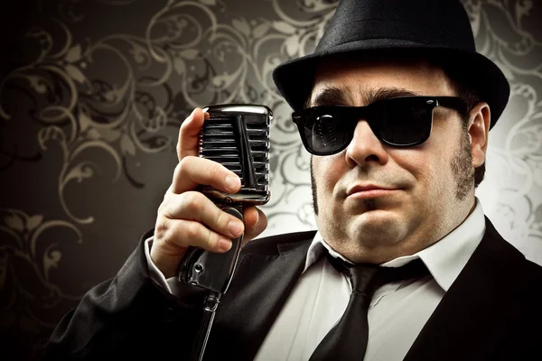 komik vintage şarkıcı mikrofon portre bir goblen arka planda ile