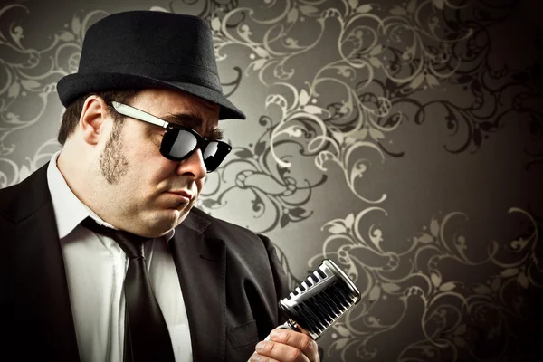 komik vintage şarkıcı mikrofon portre bir goblen arka planda ile