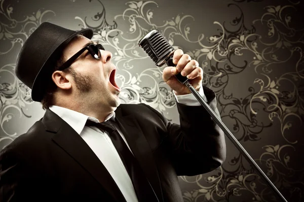komik vintage şarkıcı mikrofon portre bir goblen arka planda ile