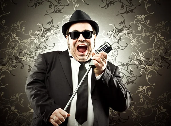 komik vintage şarkıcı mikrofon portre bir goblen arka planda ile