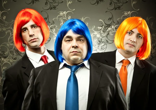 Groupe d'homme d'affaires avec cravate multicolore et perruque de cheveux sur fond de tapisserie — Photo