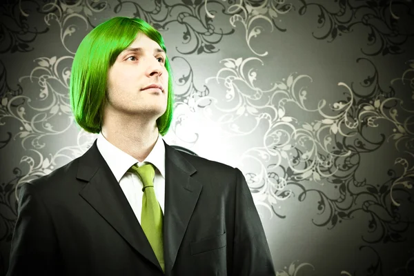 Hombre de negocios con corbata de colores y peluca en el fondo del tapiz — Foto de Stock