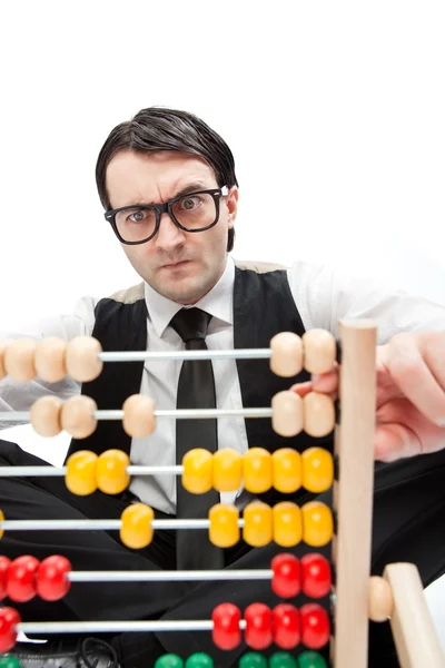 Lustige Nerd-Mann mit einem Abakus isoliert auf weiß — Stockfoto