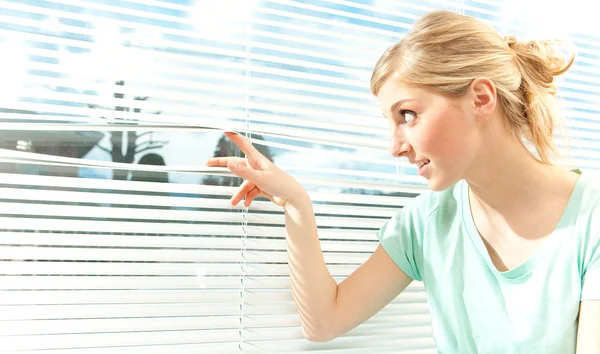 Venedik pencere arka planda güzel rahat sarışın kadın