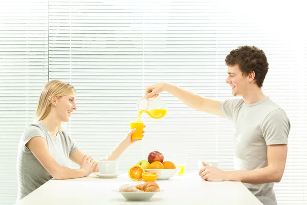 Alkalmi a fiatal pár már a reggeli kávé, és gyümölcs reluxa ablak — Stock Fotó