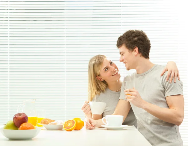 Junges Paar frühstückt mit Kaffee und Obst mit Jalousiefenster — Stockfoto