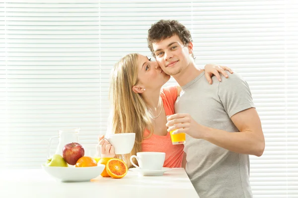 Junges Paar frühstückt mit Kaffee und Obst mit Jalousiefenster — Stockfoto