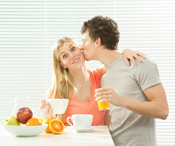 Junges Paar frühstückt mit Kaffee und Obst mit Jalousiefenster — Stockfoto