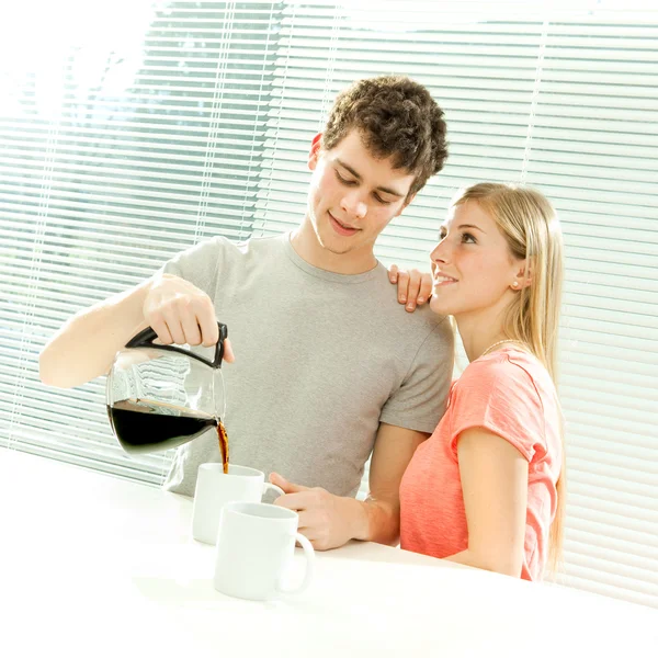 Alkalmi a fiatal pár a reggeli kávé reluxa ablak — Stock Fotó