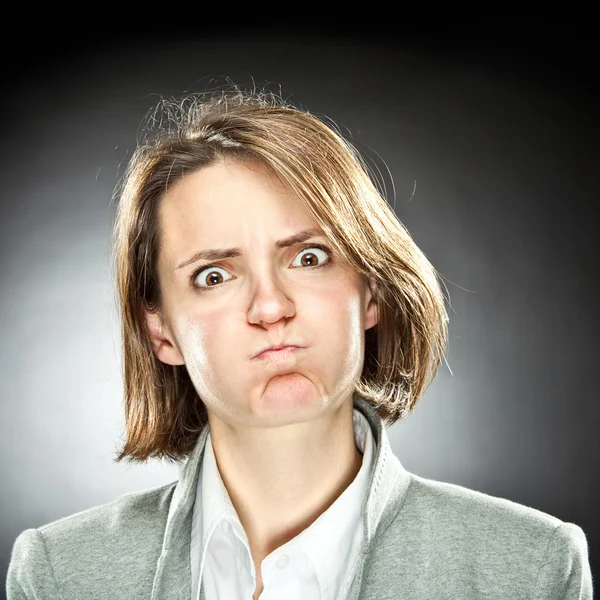 Retrato de expresión de mujer divertida sobre fondo gris —  Fotos de Stock