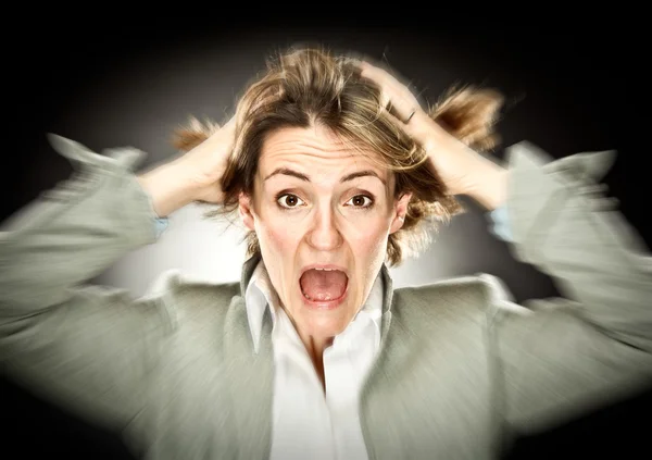 Retrato de expresión de mujer divertida sobre fondo gris —  Fotos de Stock